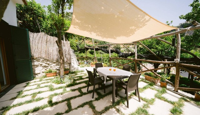 Pontone di Scala - Lemons & Sun apartment can accommodate up to 4 people. The property has 1 bedroom with double bed and a living area with kitchenette and sofa bed. The kitchenette is equipped with a dining table, a coffee machine, a refrigerator and a