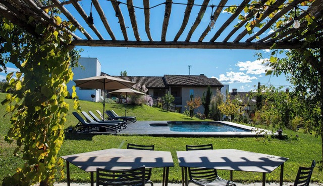 Pool house 5 mins from town among vineyards