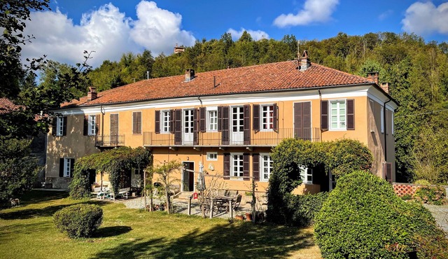 Quiet country house, an 18th century casale with a large garden