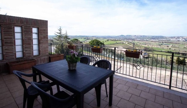 R01 - Recanati, portion of villa on several levels with garden