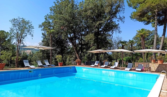 Red Room · Casa del Fattore, Villa Luzi