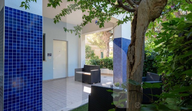 Résidence Holiday Rendez Vous is located in the heart of Pineto, just a few steps from the beach and the main street. Apartment 58, on the SABBIA floor, has a separate, west-facing entrance and a terrace with garden.