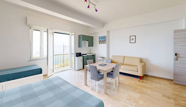 Room 'Camera Viola' with Balcony, Wi-Fi and Air Conditioning