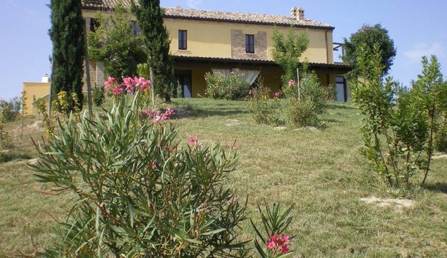 Rural holiday apts & pool close to the Adriatic Coast in Le Marche