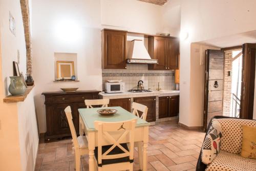 SCAPPO IN UMBRIA, nel vicolo
