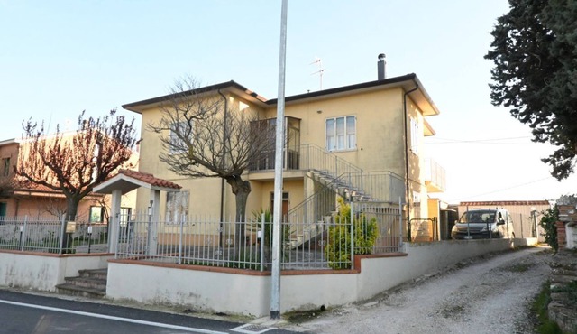 SE235 - Senigallia, large three-room apartment with furnished courtyard