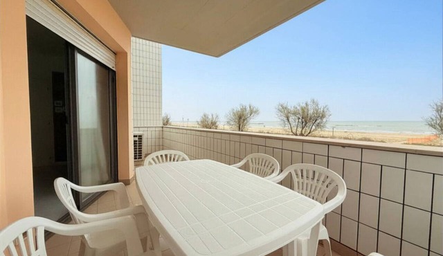SE240 - Senigallia, sea front apartment with parking space