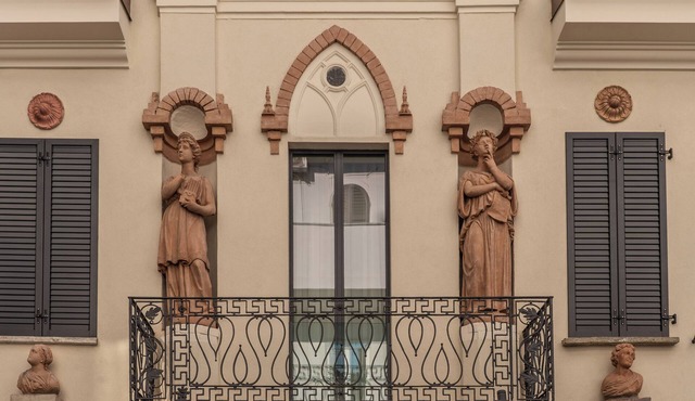 Seety Porta Romana Statue