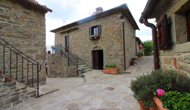 Small house in an old hamlet with two double rooms, panoramic swimming pool in shared use. Quiet and