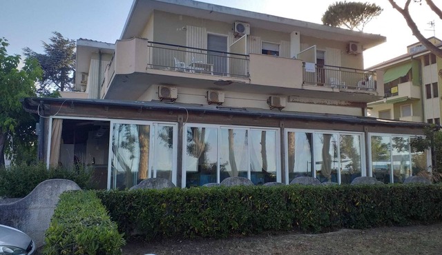 Spacious quadruple room a stone throw from the sea