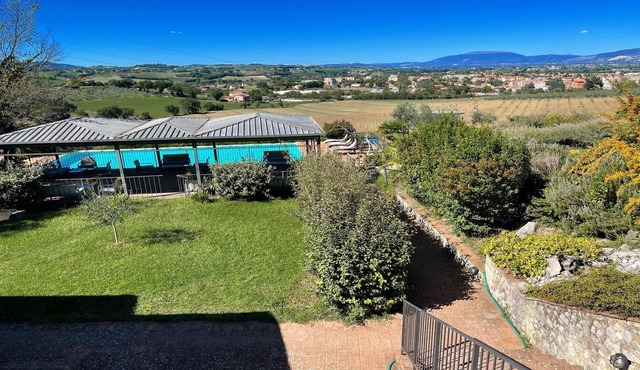 Spoleto-poolside-slps 20, Gardens, pool, jaccuzzi - a fairy tale setting !