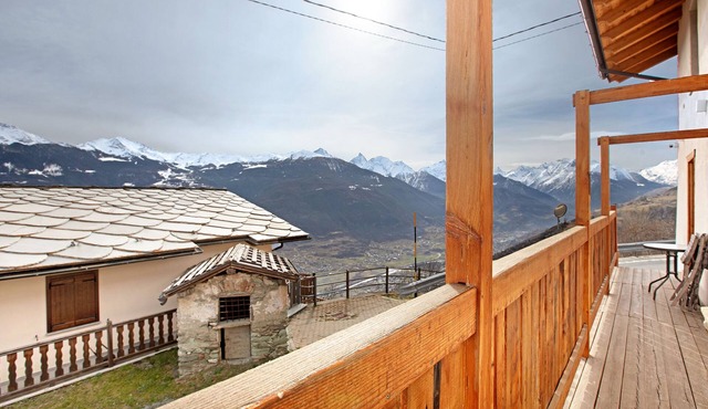 Studio Apartment 'Il Capriolo Aosta' with Mountain View, Shared Garden and Wi-Fi