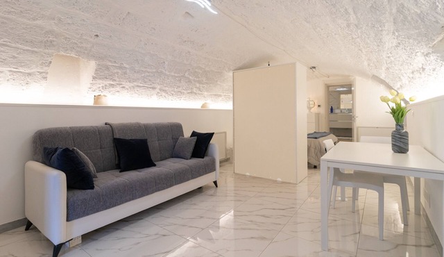 Studio Apartment 'La Porta Sul Mare- Timone' with Shared Terrace, Wi-Fi and Air Conditioning