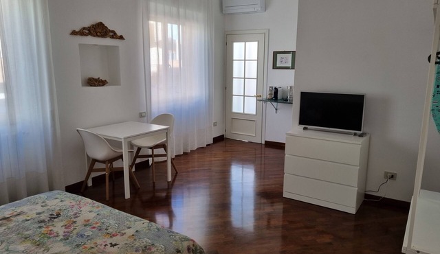 Studio with kitchenette and balcony 3 minutes from the station and port