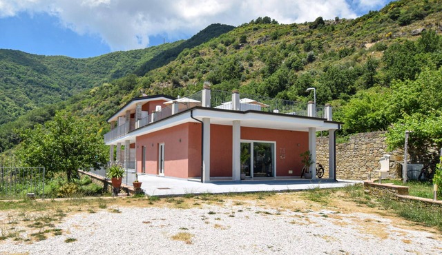 Stunning home in Frazione Guarrazzano with house sea view