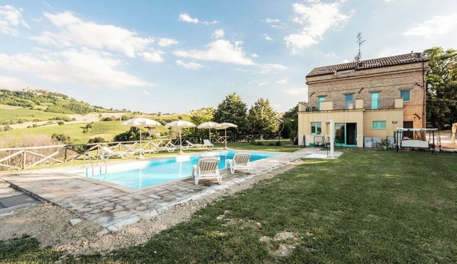 Stunning private villa for 11 people with WIFI, A/C, private pool, TV and patio