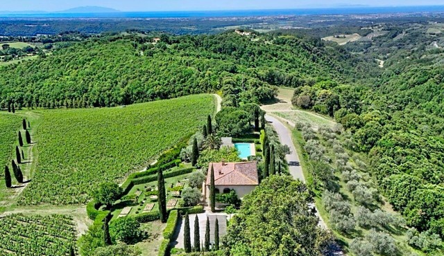Stunning private villa with private pool, WIFI, balcony, pets allowed and panoramic view