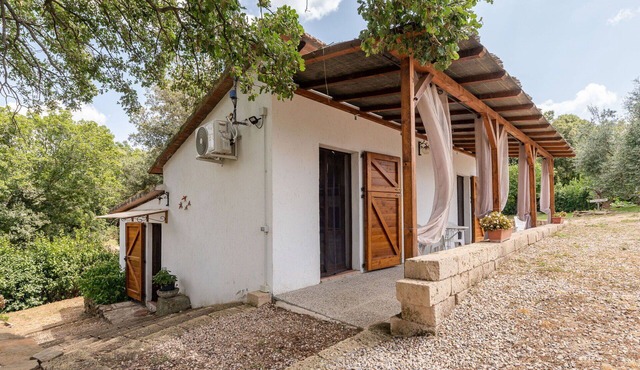 Stunning private villa with hot tub, WIFI, A/C, TV, patio, pets allowed, panoramic view and park.