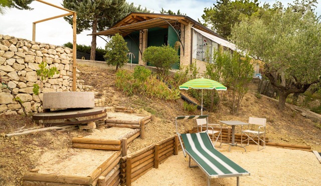 Stunning villa with hot tub, private pool, A/C, WIFI, patio, pets allowed and panoramic view