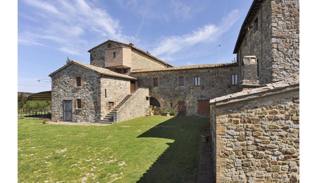 SUPERIOR APARTMENT COURTYARD