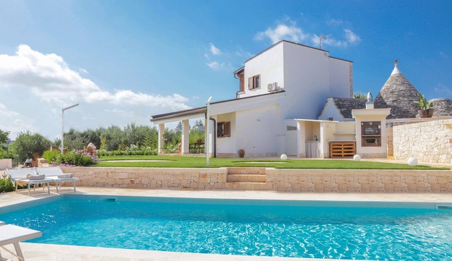 TD Trulli Saveni Trulli with Pool Near the Centre