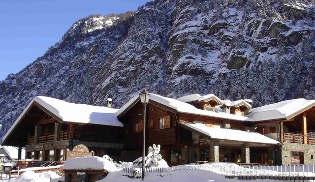 The chalet is situated in a quiet and sunny area of Antey Saint André