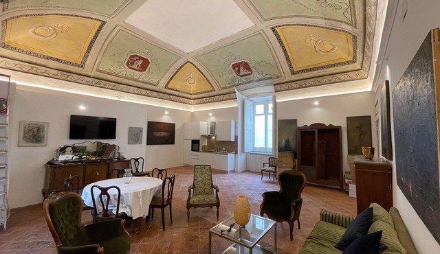 “The Royal Gallery Loft” in Historical Palace - downtown