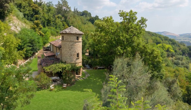 Torre di Vedetta: Medieval Tower with a rustic farmhouse