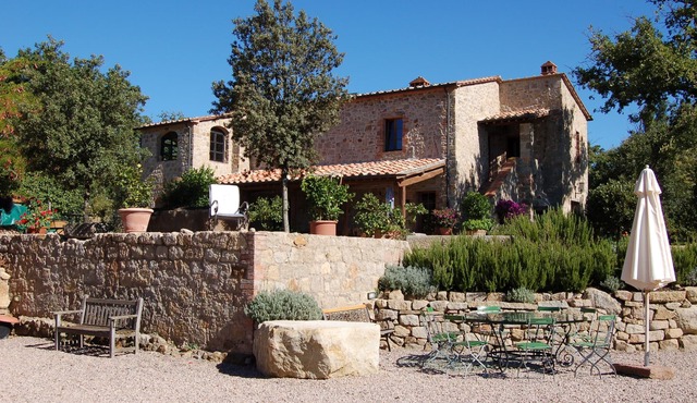 Tuscan podere, main house, pool, dogs welcome,