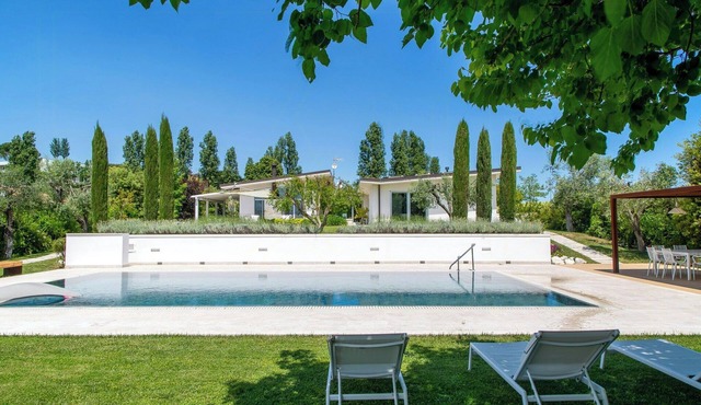 Villa among vineyards with pool near Conero
