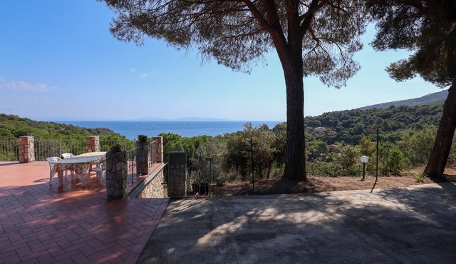 Villa Bifamiliare con Ampi Spazi Esterni e Bellissima Vista Mare