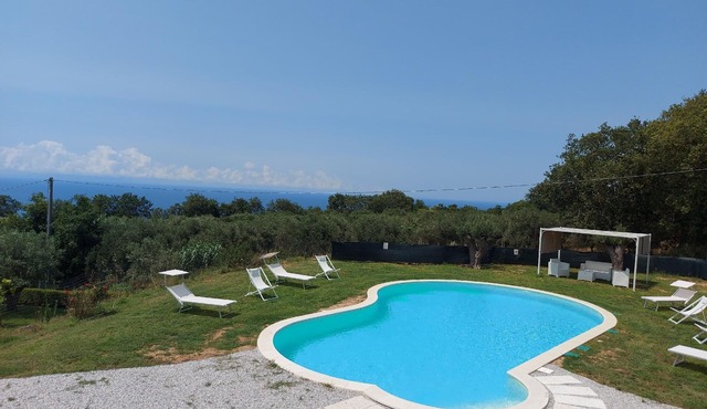 Villa in the green with swimming pool, near the sea