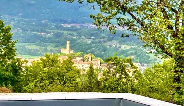 Villa Lux con vista unica sulla vallata del Casentino