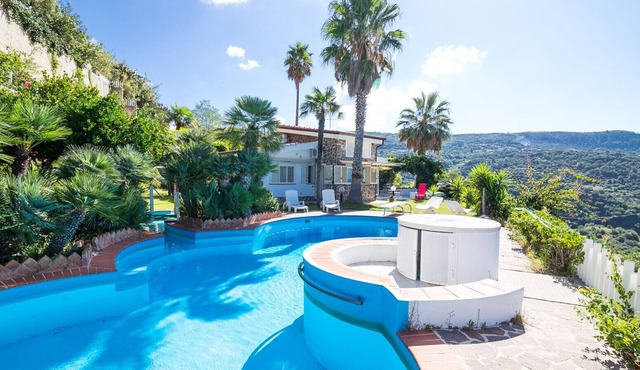 Villa Marisa, for 6/8 people, with private swimming pool and amazing sea view