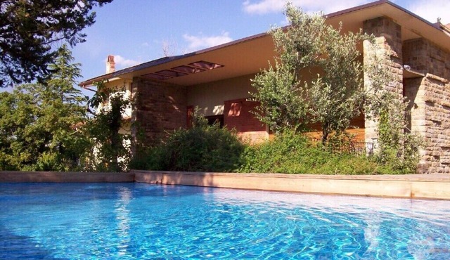 Villa with pool, air conditioning, walking distance to town