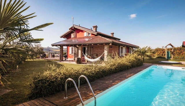 Villa with pool and hot tub in Piedmont