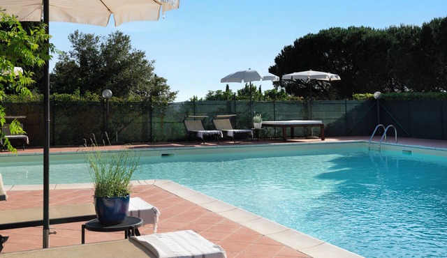 Wonderful apartment in villa with pool near Arezzo