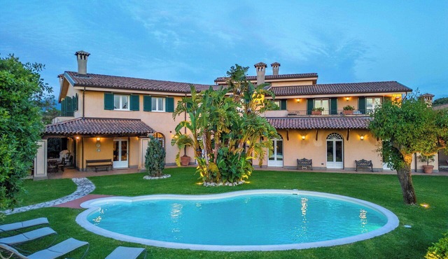 Wonderful private villa with A/C, hot tub, WIFI, private pool, TV and patio, close to Gioia Tauro