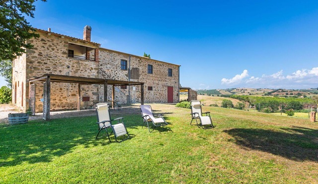 Wonderful private villa for 12 people with TV, patio, pets allowed, panoramic view and parking