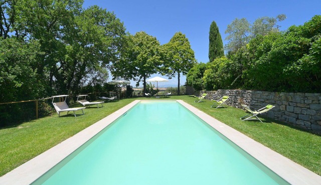 Wonderful private villa for 8 guests with hot tub, WIFI, private pool, TV, balcony and pets allo.