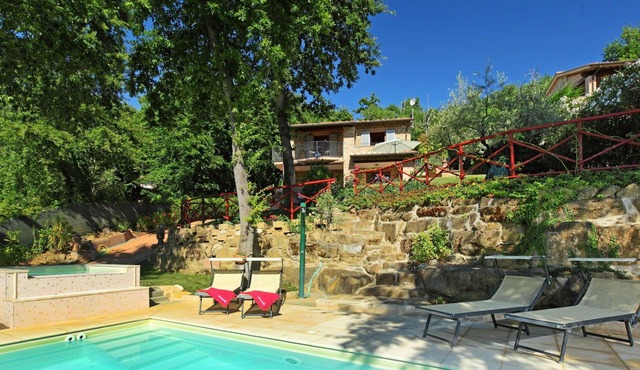Wonderful private villa for 5 guests with hot tub, private pool, WIFI, TV, patio and parking