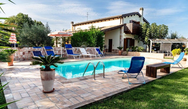 Wonderful villa for 5 people with pool, A/C, WIFI, TV and patio