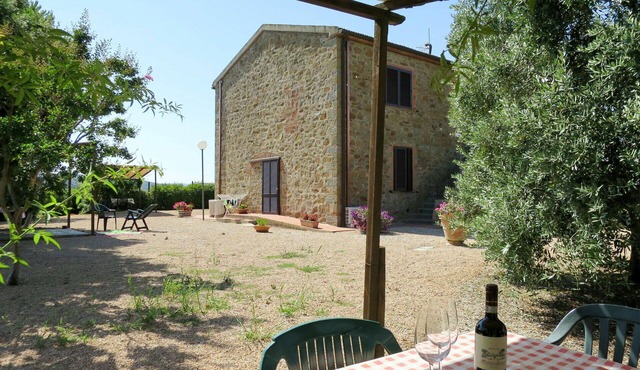 Wonderful villa for 6 guests with A/C, TV, patio, pets allowed and parking
