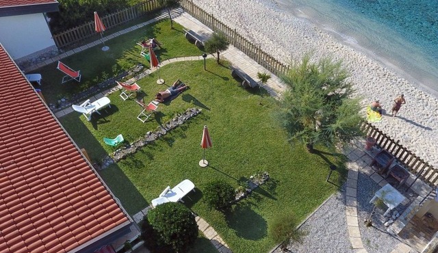 Zweizimmerwohnungen direkt am Meer by Interhome