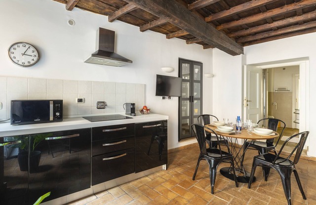 Completely renovated apartment next Colosseum n.2