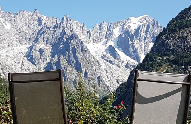 Courmayeur house with a view, two-room apartment with a small garden
