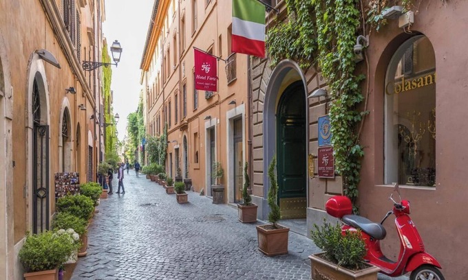 Rione IV Campo Marzio Apartment | 3 Bedroom Apartment with a Crisp Modern Twist in Palazzo Boncompagni