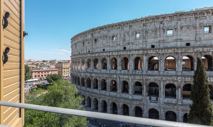 Monti Apartment | Amazing 2-bedrooms apartment in front of the Colosseo