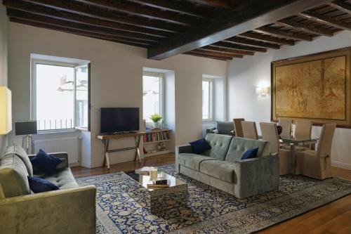 Rione II Trevi Apartment | Barberini Apartment