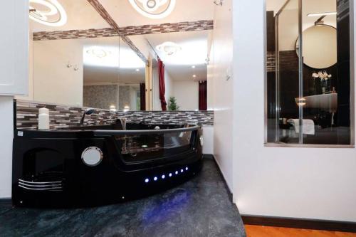 Trastevere Apartment | Black Enchanting Jacuzzi Suite Trastevere